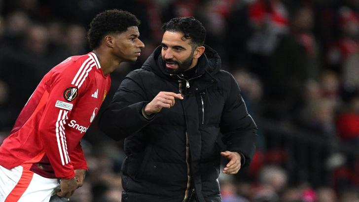 Man Utd boss Ruben Amorim talks to Marcus Rashford as he gets onto the pitch for Man Utd